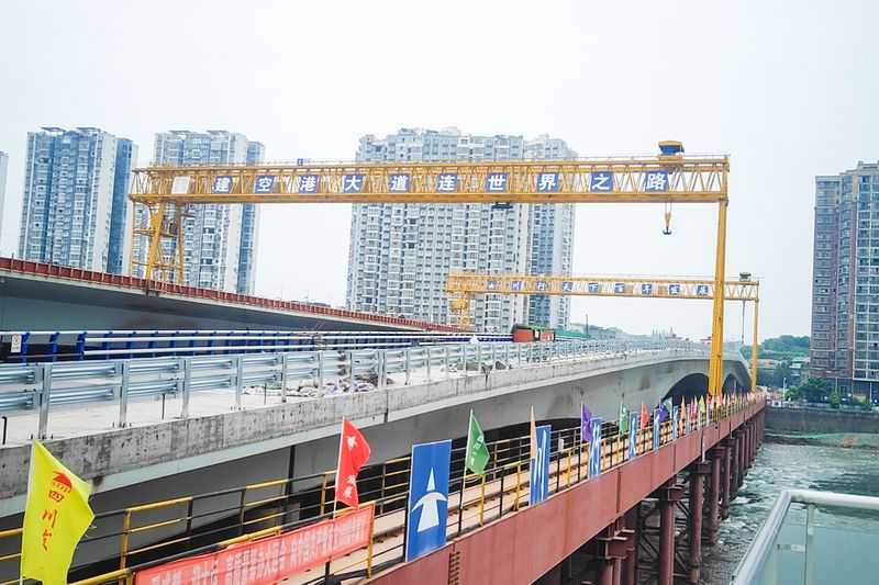 重磅！河南礦山72米大跨度起重機助力簡州大橋建設(shè)